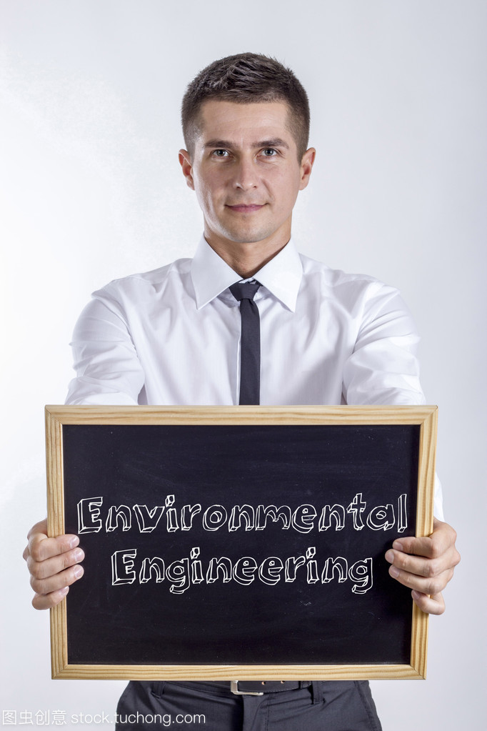 环境工程-年轻的商人拿着黑板